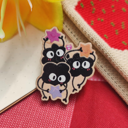 WOODEN PIN Soot Sprite Maple Pinback | 40mm